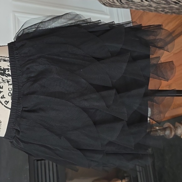Elegant Black Tulle Skirt - Picture 3 of 8